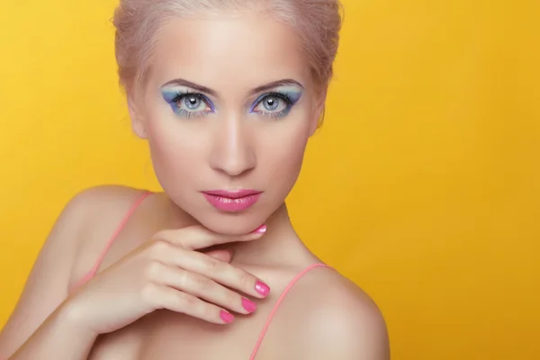 Skönhet modell kvinna porträtt. makeup. attraktiva unga kvinnliga iso — Stockfoto