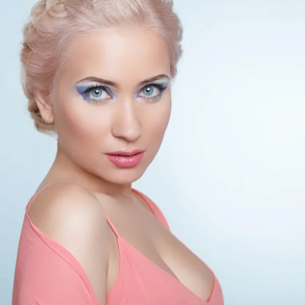 Attractive young blond woman portrait. — Stock Photo, Image