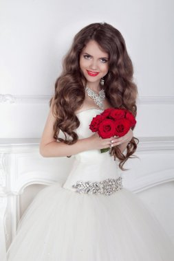 güzel gelin kız ile modern int poz kırmızı gül buketi