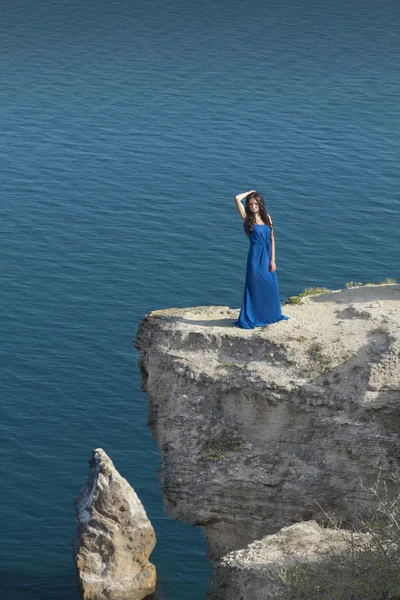 Heureuse femme libre avec robe sur le ciel bleu, à l'extérieur. Brunette gi — Photo
