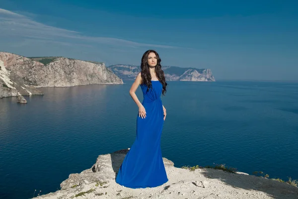 Moda mujer hermosa feliz en vestido largo sobre el cielo azul, outdo — Foto de Stock