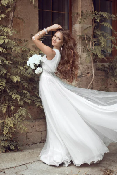 Beautiful brunette bride woman with long wavy hair in luxurious — Stock Photo, Image