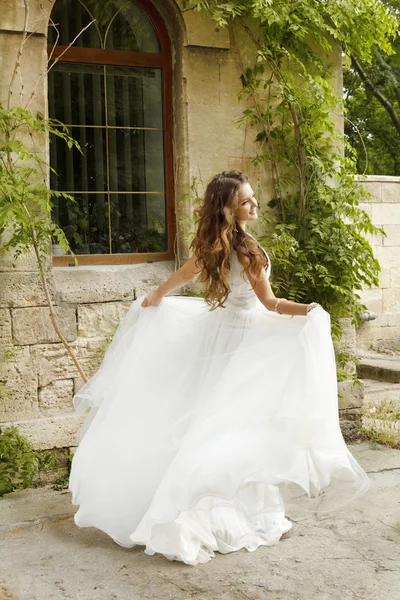 Bella sposa a piedi il giorno del matrimonio, donna in abito da sposa o — Foto Stock