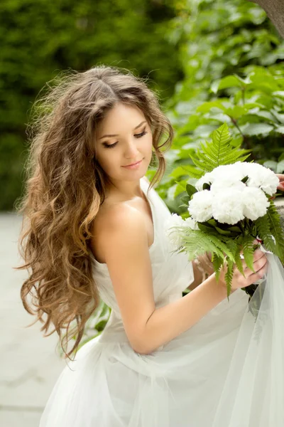 Bella giovane sposa con lunghi capelli ondulati e trucco da sposa ho — Foto Stock