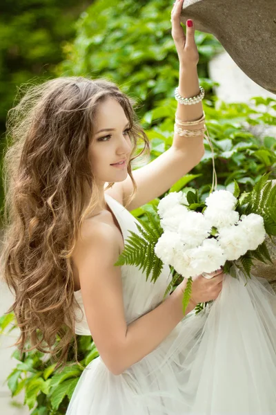 Vackra glad brud med långt vågigt hår och bröllop makeup ho — Stockfoto