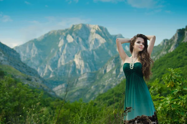 Beauty Girl Outdoors enjoying nature over mountain. Beautiful Te — Stock Photo, Image