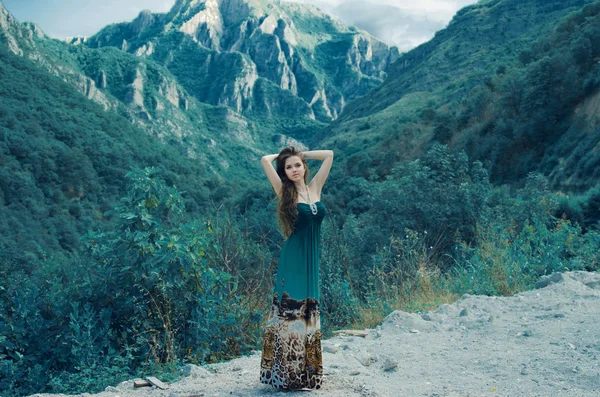 山のまわりバレー ビュー自然を楽しんで美しい少女 — ストック写真