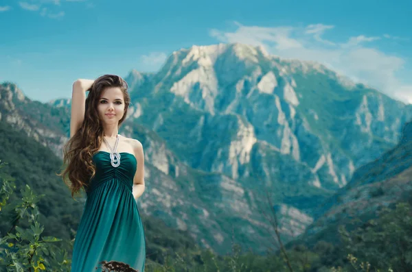 Beauty Girl Outdoors enjoying nature over mountain landscape. Be — Stock Photo, Image