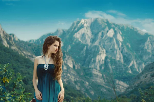 美丽的女孩享受山 landsc 谷自然观 — 图库照片