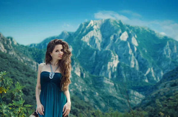 Hermosa chica disfrutando de la naturaleza vista valle sobre la montaña landsc —  Fotos de Stock