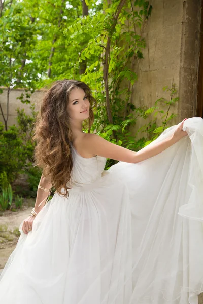 Belle mariée fille marche le jour du mariage, femme heureuse dans le coup — Photo