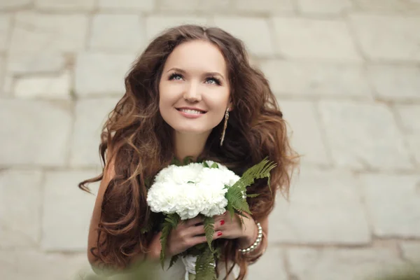 Glücklich schöne Braut Mädchen Porträt Blick nach oben mit Hochzeit whit — Stockfoto