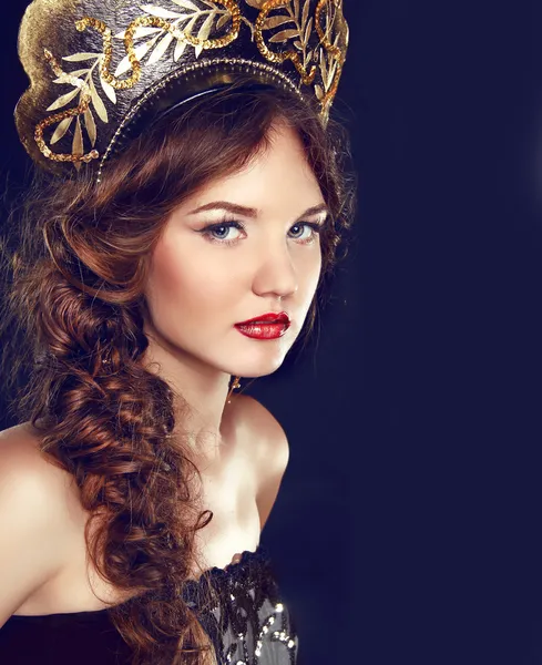 Schönheit Mädchen mit Make-up. Mode russisches Modell in exklusivem Design — Stockfoto