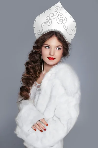 Hermosa chica rusa modelo en abrigo de piel y diseño exclusivo — Foto de Stock