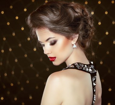 moda esmer model portre. Takı ve saç modeli. zarif