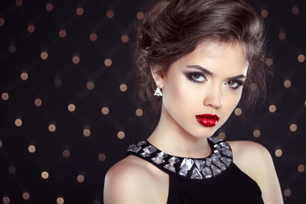 Beautiful brunette woman model with makeup and hairstyle in fash — Stock Photo, Image