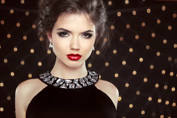 Mode Brünette Modell Porträt. Schmuck und Frisur. elegant — Stockfoto