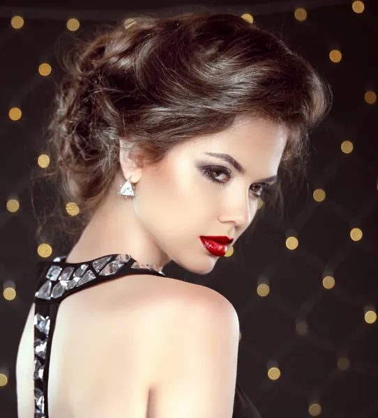 Elegante signora donna bruna con trucco e acconciatura. Moda g — Foto Stock