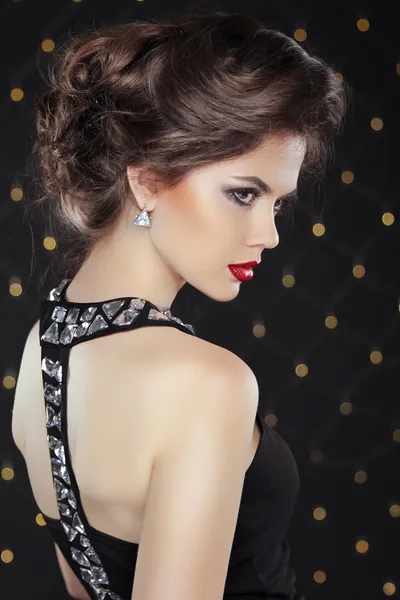 Mujer morena elegante dama con maquillaje y peinado. Moda g — Foto de Stock