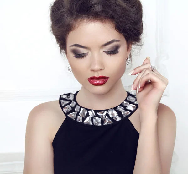 Make-up. sieraden. schoonheid. brunette vrouw met rode sexy lippen, eye — Stockfoto