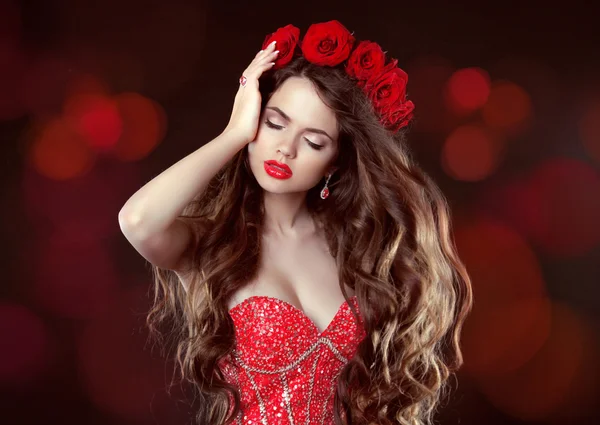 Capelli lunghi ondulati. Trucco. Bella donna con le rose. Bellezza Portr — Foto Stock