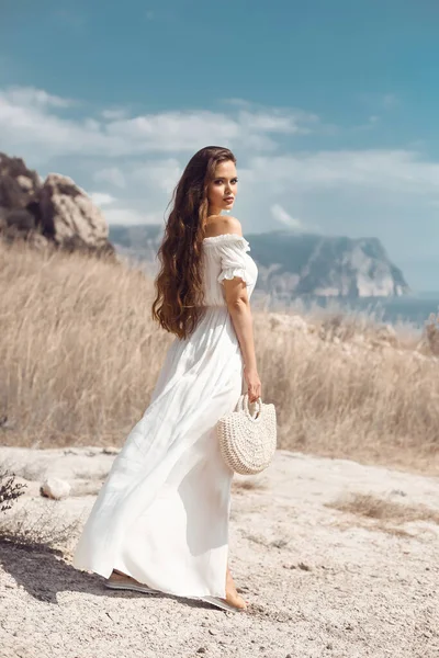 Beau Portrait Jeune Femme Dans Une Robe Blanche Avec Sac — Photo