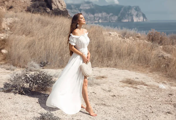 Saman Tarlasında Eğlenen Beyaz Elbiseli Güzel Bir Kadın Portresi Doğal — Stok fotoğraf