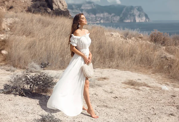 Bella Giovane Donna Ritratto Abito Bianco Godendo Nel Campo Fieno — Foto Stock