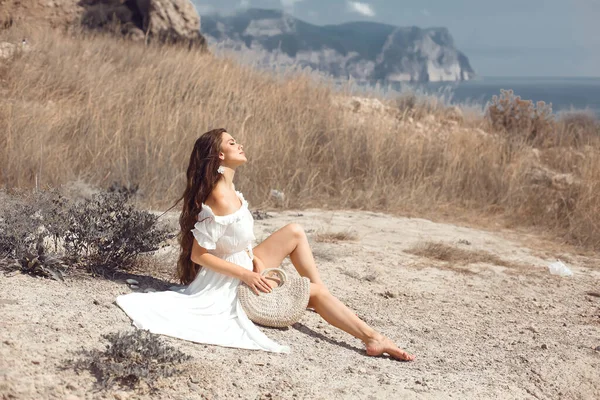 Όμορφη Νεαρή Γυναίκα Πορτρέτο Ένα Λευκό Φόρεμα Κάθεται Ξηρό Έδαφος — Φωτογραφία Αρχείου