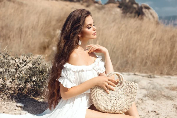 Natürliche Schönheit Brünett Außenporträt Schöne Junge Frau Einem Weißen Kleid — Stockfoto