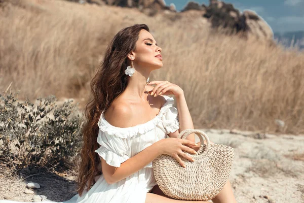 Natuurlijke Schoonheid Brunette Outdoor Portret Mooie Jonge Vrouw Een Witte — Stockfoto