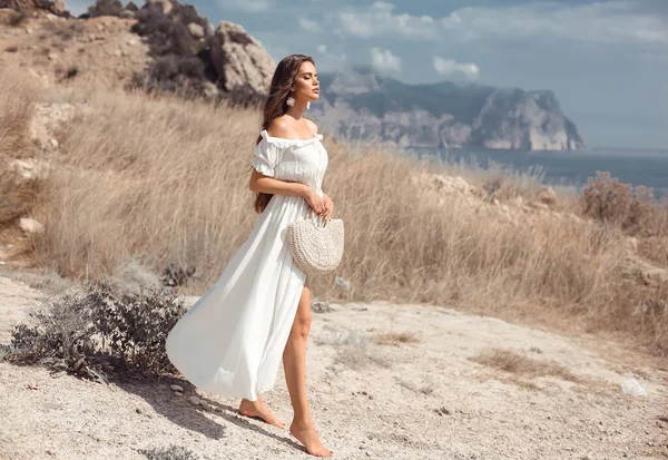 Retrato Mulher Jovem Bonita Vestido Branco Com Bolsa Tecida Desfrutando Fotos De Bancos De Imagens