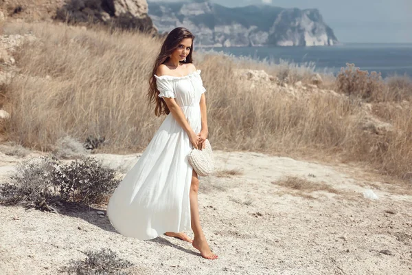 Schöne Junge Frau Porträt Einem Weißen Kleid Mit Gewebter Handtasche lizenzfreie Stockfotos