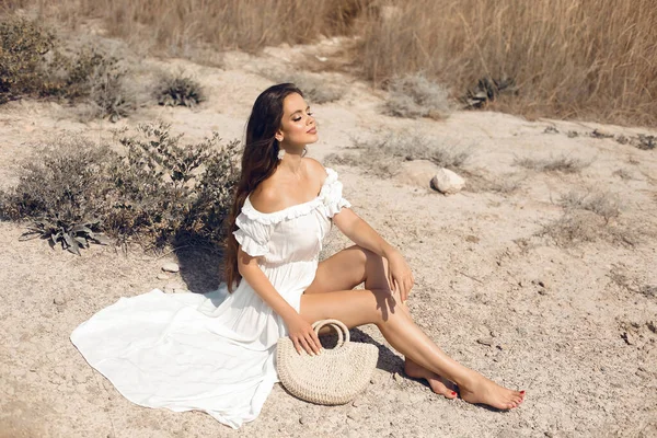 Hermoso Retrato Mujer Joven Vestido Blanco Sentado Suelo Seco Chica —  Fotos de Stock