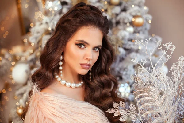 Vánoční Portrét Krásné Dívky Model Make Upem Dlouhé Kudrnaté Vlasy — Stock fotografie