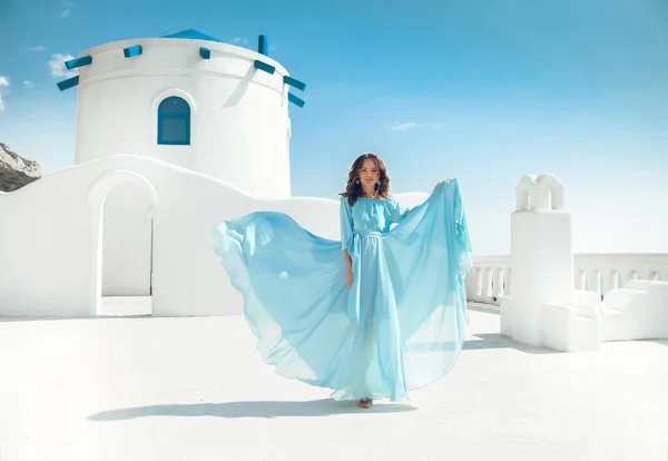 Vacker Kvinna Blåsande Chiffongklänning Poserar Traditionella Grekiska Vita Hus Santorini — Stockfoto