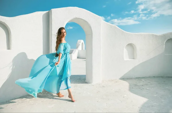 그리스 산토리니 지붕에는 파란색 아름다운 여자가 있습니다 때아름다운 모델의 바라보며 — 스톡 사진