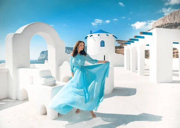 Красивая Женщина Шифонном Платье Традиционного Греческого Белого Дома Санторини Греция Стоковое Изображение