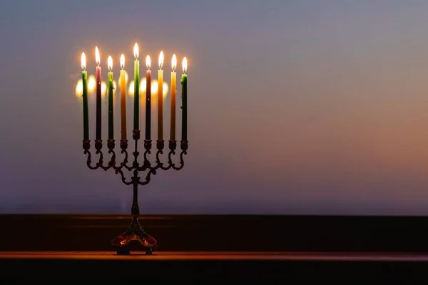 在夕阳西下的天空为光明节点燃圣经上的灯 犹太人的节日传统是一种宗教仪式 第一颗星犹太教 背景横幅 燃烧的蜡烛 — 图库照片