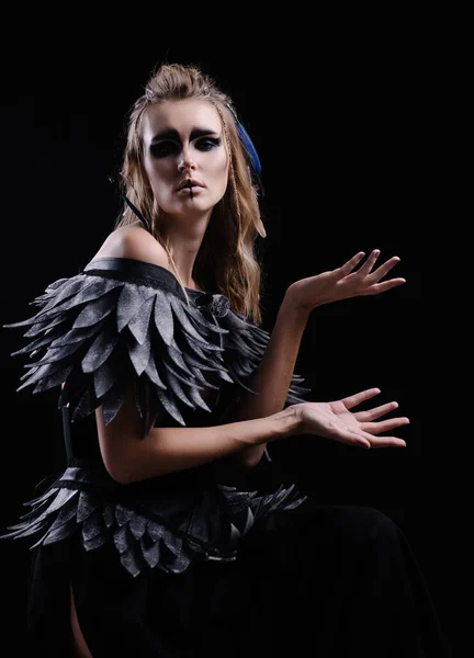 Mooie Vrouw Make Kostuum Voor Halloween Een Zwarte Achtergrond Fantasie — Stockfoto