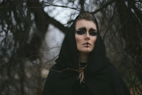 Portrait Une Sorcière Dans Une Capuche Manteau Dans Forêt Atmosphère — Photo