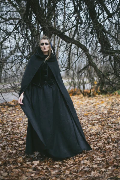 Retrato Uma Bruxa Num Capuz Manto Floresta Halloween Atmosfera Mística — Fotografia de Stock