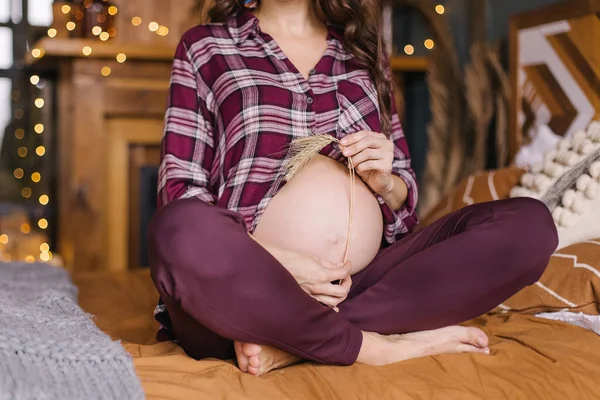Κοντινό Πλάνο Μιας Εγκύου Ανώνυμου Κοιλιάς Μια Έγκυος Γυναίκα Καρό — Φωτογραφία Αρχείου