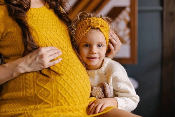 Dítě Objímá Mámino Těhotné Břicho Šťastné Rodičovství Očekávání Toho Druhého — Stock fotografie
