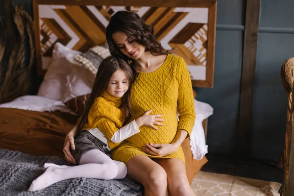 Dítě Objímá Mámino Těhotné Břicho Šťastné Rodičovství Očekávání Toho Druhého — Stock fotografie