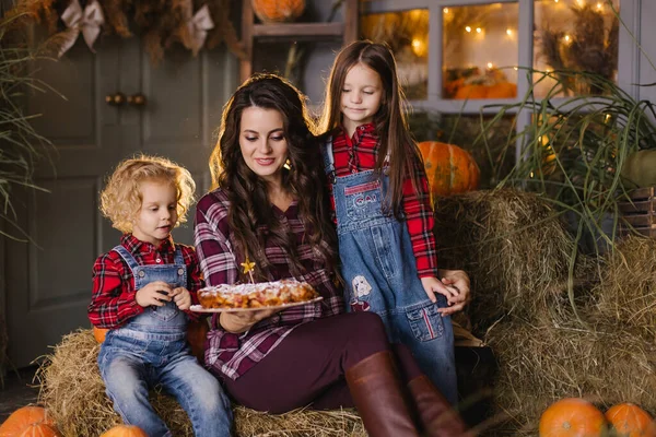 Madre Con Hijos Comiendo Tarta Manzana Celebrando Día Acción Gracias —  Fotos de Stock