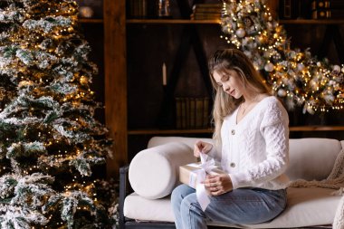 Mutlu yıllar. Noel ağacının yanında hediyeli güzel bir kız.