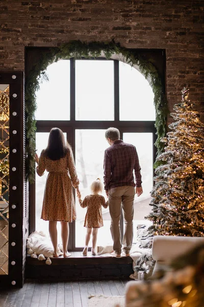 Familia Completa Celebra Navidad Casa Alféizar Ventana Bonito Acogedor Loft —  Fotos de Stock