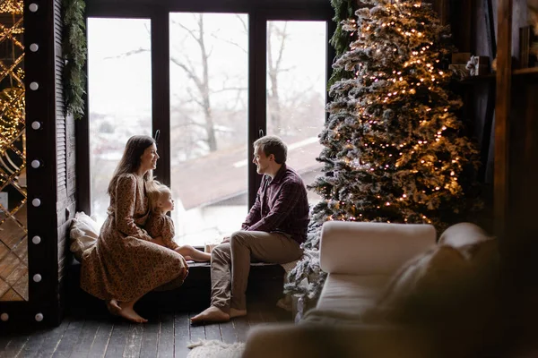 Uma Família Completa Celebra Natal Casa Peitoril Janela Interior Agradável — Fotografia de Stock