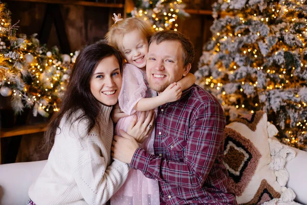Familia Feliz Cerca Del Árbol Navidad Casa —  Fotos de Stock